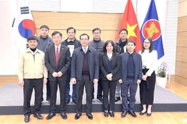 The VGCL delegation and officials of the Vietnamese Embassy in the RoK in a group photo. (Photo: VNA)