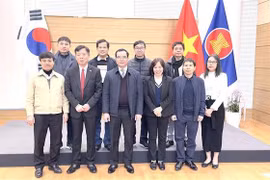 The VGCL delegation and officials of the Vietnamese Embassy in the RoK in a group photo. (Photo: VNA)