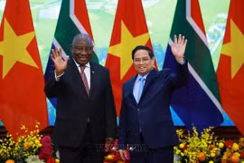 Prime Minister Pham Minh Chinh (right) meets with South African President Matamela Cyril Ramaphosa in Hanoi on October 23. (Photo: VNA)