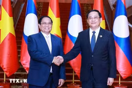 Prime Minister Pham Minh Chinh (L) meets with Lao Prime Minister Sonexay Siphandone in Vientiane on October 8, 2024 on the occasion of the 44th and 45th ASEAN Summits and related meetings in Laos. (Photo: VNA)