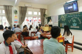 Students discuss plastic reuse and recycling during the 'I love the environment' club meeting at Thuan Thanh Primary School in the central city of Hue (Photo: VNA)