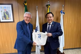 Vietnamese Ambassador to Brazil Bui Van Nghi (right) and Professor and quantum physicist Olival Freire Juniorin, President of Brazil's National Council for Scientific and Technological Development, at their meeting on April 7. (Photo: Vietnamese Embassy in Brazil)