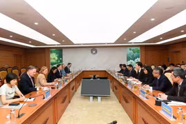 The meeting between Minister of Finance Nguyen Van Thang and US Ambassador to Vietnam Marc E. Knapper in Hanoi on May 8. (Photo: VNA)