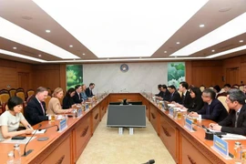 The meeting between Minister of Finance Nguyen Van Thang and US Ambassador to Vietnam Marc E. Knapper in Hanoi on May 8. (Photo: VNA)