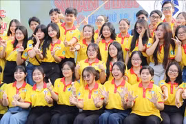 Young volunteers at the launch ceremony (Photo: VNA)