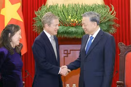 Party General Secretary To Lam (R) receives Founder and Chairman of Berggruen Holdings and Berggruen Institute Nicholas Berggruen (C) and Director of the Weatherhead East Asian Institute at the US’s Columbia University Nguyen Thi Lien Hang. (Photo: VNA)