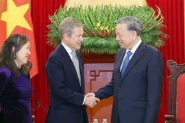 Party General Secretary To Lam (R) receives Founder and Chairman of Berggruen Holdings and Berggruen Institute Nicholas Berggruen (C) and Director of the Weatherhead East Asian Institute at the US’s Columbia University Nguyen Thi Lien Hang. (Photo: VNA)