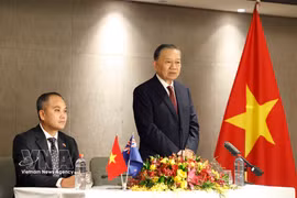 General Secretary of the Communist Party of Vietnam (CPV) Central Committee and President To Lam speaks with Vietnamese Embassy staff and representatives of the Vietnamese community in New Zealand and South Pacific island countries in Auckland on August 12 evening. (Photo: VNA)
