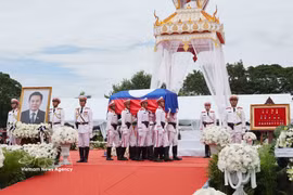 The coffin of Xaysomphone Phomvihane, Politburo member of the Lao People's Revolutionary Party Central Committee and President of the National Assembly of Laos, is carried to the venue for the memorial service. (Photo: VNA)