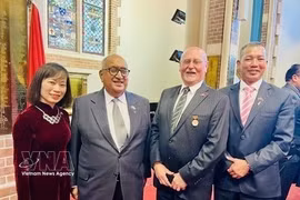 Acting President of the New Zealand–Vietnam Friendship Association (NZVFA) Anand Satyanand (second from left) poses for a commemorative photo with other NZVFA members. (Photo: VNA)