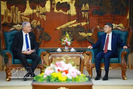 Prime Minister Le Minh Hung (R) receives Israeli Ambassador to Vietnam Yaron Mayer in Hanoi on August 12 for a farewell visit as the diplomat concludes his four-year tenure in the country. (Photo: VNA)