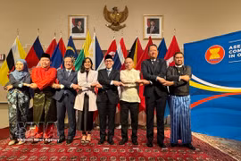 Canadian Foreign Minister Anita Anand (fourth from left) and ASEAN ambassadors at the ceremony. (Photo: VNA)