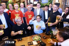 PM Pham Minh Chinh and CEO of NVIDIA Jensen Huang enjoy Hanoi street food on December 5, 2024. (Photo: VNA)