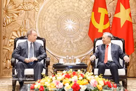 Party General Secretary and State President To Lam (R) and Viktor Zolotov, Director of the Federal National Guard Service of Russia in Hanoi on April 13. (Photo: VNA)