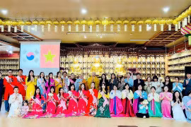 Delegates and representatives of Vietnamese Buddhists attend the prayer ceremony in Incheon city on April 12. (Photo: VNA)