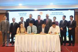 Representatives of businesses from Lam Dong province and Cambodia sign cooperation agreements at the conference on trade, tourism and investment promotion for the central province of Vietnam. (Photo: VNA)