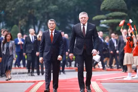 Prime Minister Le Minh Hung (left) presides over an official welcome ceremony for Slovak Prime Minister Robert Fico at the Presidential Palace in Hanoi on April 13 morning. (Photo: VNA)