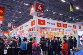 Booths of Vietnamese cooperatives and enterprises at the Halal Expo 2025 exhibition in Türkiye. (Photo: VNA)