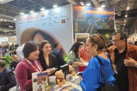 Visitors seek information on Vietnam’s tourist destinations at the 2026 FITUR International Tourism Fair. (Photo published by VNA)