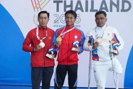 Nguyen Ngoc Thiet (L) earns a silver medal in the men’s 400m freestyle S9 at the 13th ASEAN Para Games. (Photo published by VNA)