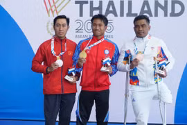 Nguyen Ngoc Thiet (L) earns a silver medal in the men’s 400m freestyle S9 at the 13th ASEAN Para Games. (Photo published by VNA)