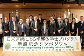Vietnamese Consul General in Fukuoka Vu Chi Mai (6th from right, first row) poses for a group photo with leaders of two universities at the event. (Photo: VNA)