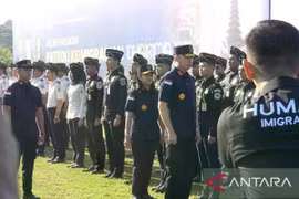Indonesia's Director General of Immigration, Hendarsam Marantoko, inaugurates the Dharma Dewata Immigration Patrol Task Force, tasked with monitoring the activities of foreign nationals, in Denpasar, Bali, on April 15, 2026. (Photo: Antara)
