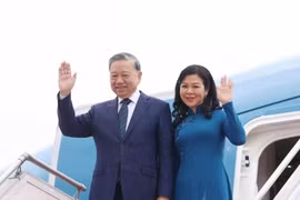 General Secretary of the Communist Party of Vietnam (CPV) Central Committee To Lam and his spouse Ngo Phuong Ly arrive in Changi Airport on March 11 afternoon, beginning a three-day official visit to Singapore. (Photo: VNA)
