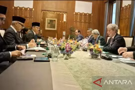 Indonesian Foreign Minister Sugiono (third, left) and his New Zealand counterpart Winston Peters (third, right) co-chair the 12th meeting of the Indonesia-New Zealand Joint Ministerial Commission (JMC) in Jakarta, on June 13. (Photo: ANTARA)