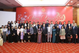 Deputy Minister of Foreign Affairs Le Thi Thu Hang and representatives of diplomatic missions and foreign press agencies pose for a group photo at the meeting in Hanoi on December 12, 2025. (Photo: The Ministry of Foreign Affairs)