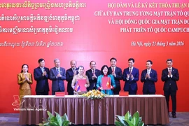 At the signing ceremony between the Vietnam Fatherland Front Central Committee and the National Council of the Solidarity Front for the Development of Cambodia Motherland (Photo: VNA)