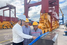 Workers install and operate a ship docking monitoring system at Chu Lai Port. (Photo: VNA)
