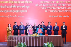 At the signing ceremony between the Vietnam Fatherland Front Central Committee and the National Council of the Solidarity Front for the Development of Cambodia Motherland (Photo: VNA)