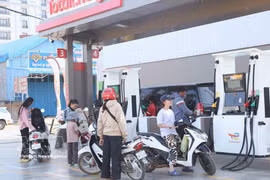 Motorists refuel their vehicles at a petrol station in Stung Treng city, Stung Treng province, northeastern Cambodia. (Photo: VNA)