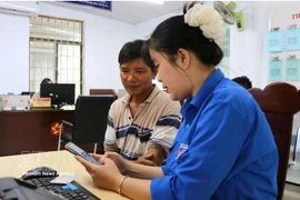 Young people introduce and guide local residents in Ha Tinh province on how to use the "i-HaTinh" digital citizen application. (Photo: VNA)