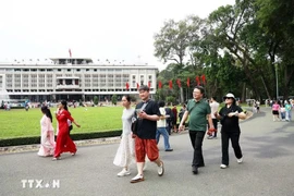 Tourists visit the Independence Palace in Ho Chi Minh City. (Photo: VNA)