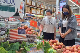 Consumers at a supermarket in HCM City (Photo: baodautu.vn)