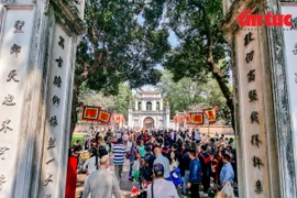 The Van Mieu-Quoc Tu Giam heritage site in Hanoi remains a major attraction for large numbers of visitors during the early days of spring. (Photo: VNA)