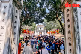The Van Mieu-Quoc Tu Giam heritage site in Hanoi remains a major attraction for large numbers of visitors during the early days of spring. (Photo: VNA)