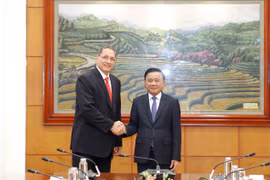Politburo member and standing member of the CPV Central Committee’s Secretariat Tran Cam Tu (right) and Vice President of the United Socialist Party of Venezuela (PSUV) Jesús Faria at the meeting in Hanoi on September 2 (Photo: VNA)
