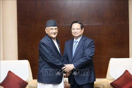 Vietnamese Prime Minister Pham Minh Chinh (R) and his Nepalese counterpart Khadga Prasad Sharma Oli at their meeting in Tianjin on August 31. (Photo: VNA)