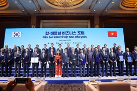 At the MoU exchange during Vietnam - RoK Economic Forum (Photo: VNA)