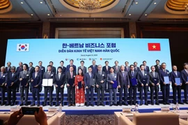 At the MoU exchange during Vietnam - RoK Economic Forum (Photo: VNA)