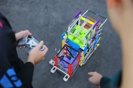 Students of a high-school in Hanoi practice for a robotics competition. The city plans to establish Hanoi Innovation Centre as a joint stock company to promote innovation and drive growth. (Photo: VNA)