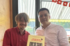 Massimiliano Ay (left), General Secretary of the Communist Party of Switzerland, and a Vietnam News Agency (VNA) correspondent in Switzerland (Photo: VNA)