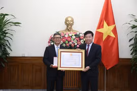 Gallery - Former Cambodian Ambassador to Vietnam awarded Friendship Order - image 1