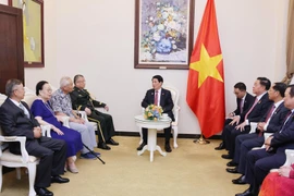 The September 4 meeting between President Luong Cuong (centre) and representatives of families of former Chinese and Vietnamese experts, advisors, and officials. (Photo: VNA)