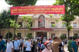 Thousands of residents in Gia Lai province receive cash gifts .(Photo: VNA)