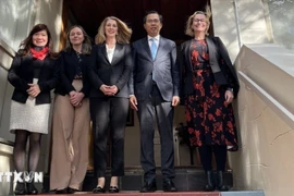 Vietnamese Ambassador to Australia Pham Hung Tam (second from right) meets with Acting Deputy Secretary of the Higher Education, Research and International Group in the Australian Government Department of Education Karen Sandercock (third from right) at the Vietnamese Embassy in Canberra. (Photo published by VNA)