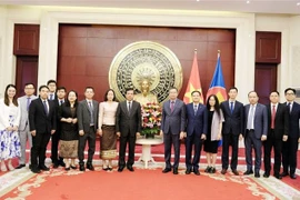 Vietnamese and Lao diplomats in China pose for a photo. (Photo: VNA)